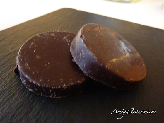 chocolate-negro-relleno-petazetas-copyright-amigastronomicas