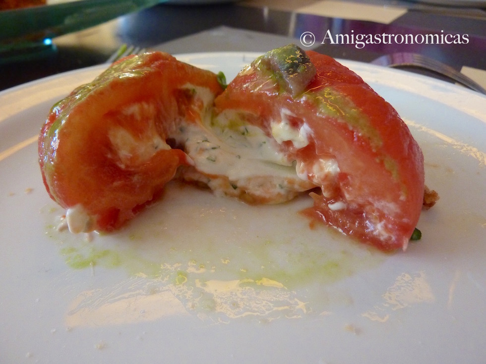 tomate-relleno-queso-la-cuina-onteniente-copyright-amigastronomicas