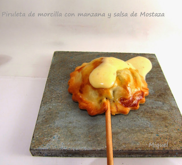 Piruletas de morcilla con manzana y salsa de mostaza (1)