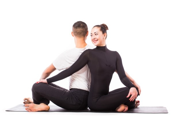 el yoga en pareja