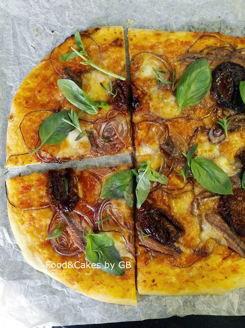 foodandcakes.bygb_masa_pizza_thermomix_sardinas_tomates_secos_albahaca_casera_1