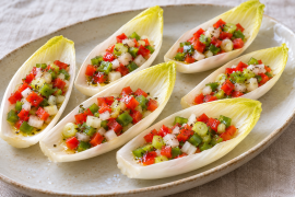 Endibias con picadillo de pimiento rojo, pimiento verde y cebolleta, aliñadas con sal de té verde de citronella.