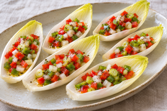 Endibias con picadillo de pimiento rojo, pimiento verde y cebolleta, aliñadas con sal de té verde de citronella.