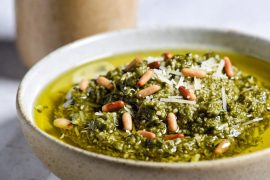 plato con salsa de pesto genovesa