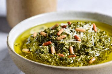 plato con salsa de pesto genovesa