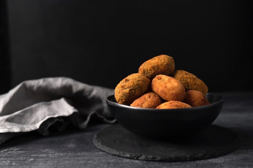 Croquetas caseras en un plato