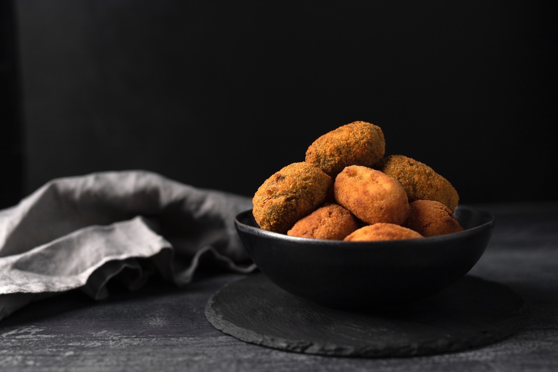 Croquetas caseras en un plato
