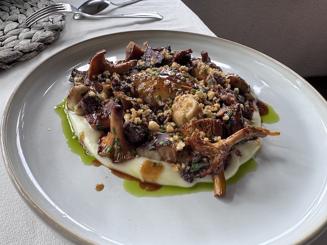 Setas de otoño con huevo meloso y morcilla de Molins en Amarena Restaurant