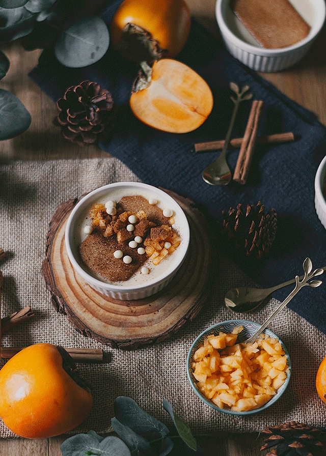 cuenco de natillas con galleta encima