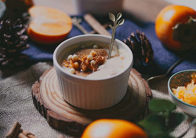 cuenco de natillas con galleta encima