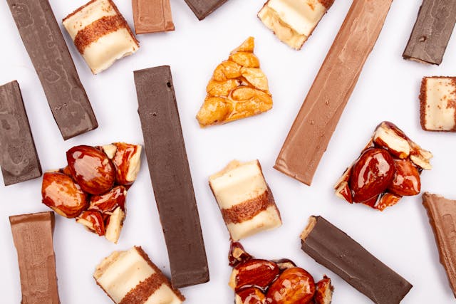 variedad de turrones tradicionales y modernos presentados en piezas
