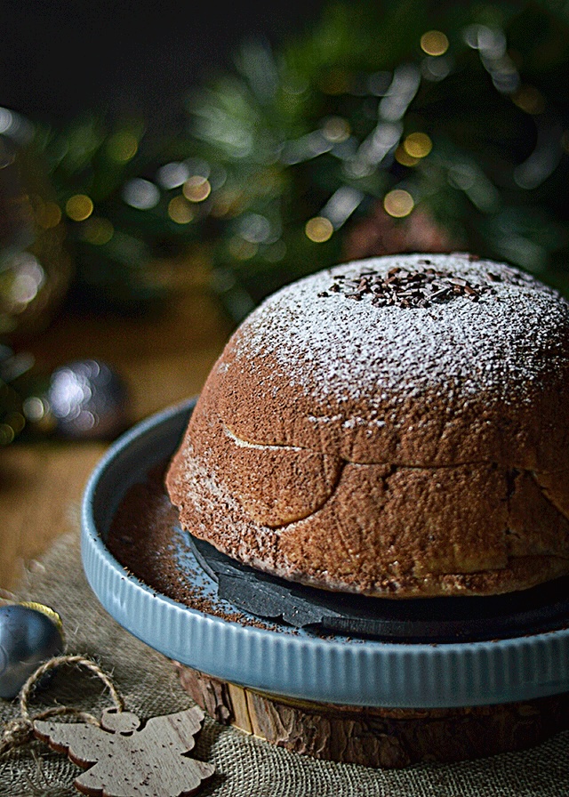 Zuccotto italiano tradicional preparado para Navidad
