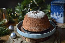 Detalle del relleno cremoso de queso y chocolate del zuccotto