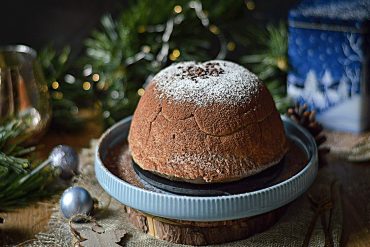 Detalle del relleno cremoso de queso y chocolate del zuccotto