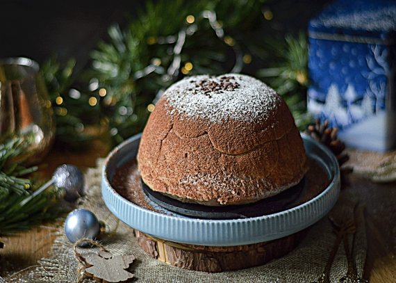 Detalle del relleno cremoso de queso y chocolate del zuccotto