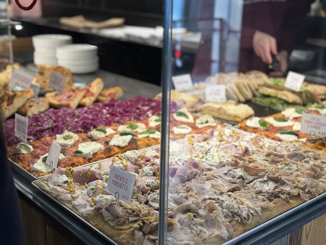 Mostrador de bollería artesanal con cornetti, bizcochos y dulces en una panadería de Bolonia