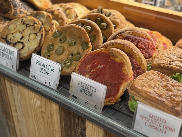 Focaccine de aceitunas en una panadería de Bolonia