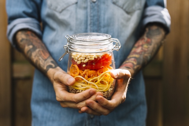 tarro con fermentado en kas manos 