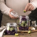 Tarros de verduras fermentadas caseras en proceso de fermentación