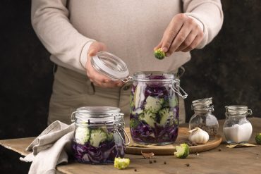 Tarros de verduras fermentadas caseras en proceso de fermentación