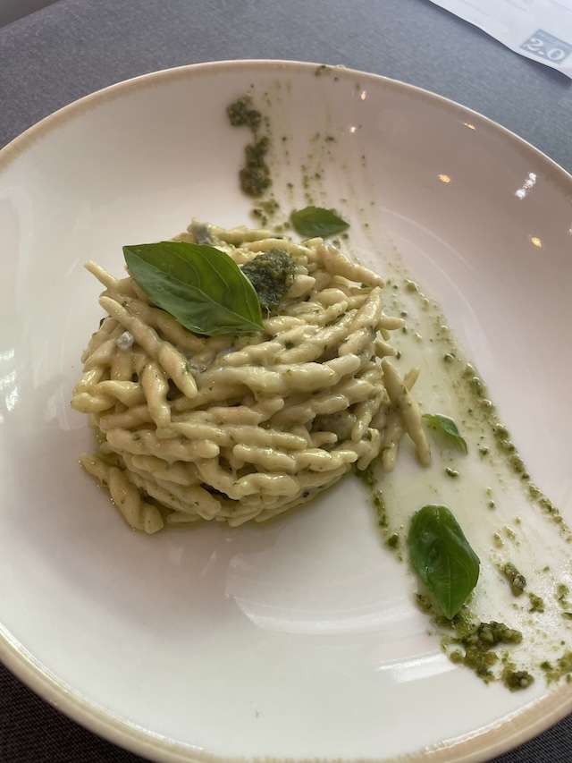 plato de pasta con pesto servido de forma sencilla (Síndrome de Stendhal)
