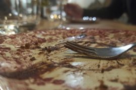 Plato vacío mesa sobremesa