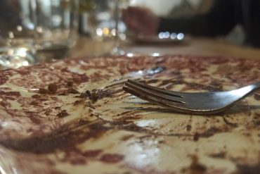 Plato vacío mesa sobremesa