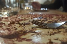 plato vacío tras una comida compartida