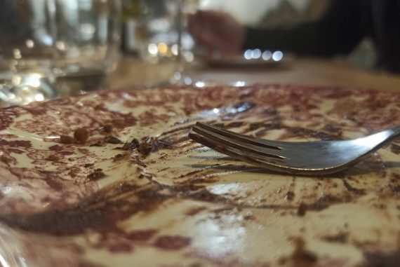 plato vacío tras una comida compartida