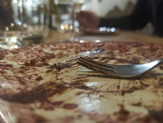 plato vacío tras una comida compartida