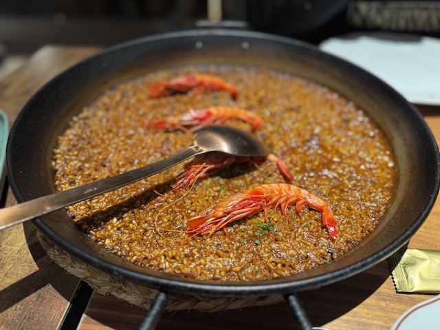 Paella de arroz con gambas rojas, plato estrella de la cocina marinera de Cambrils.