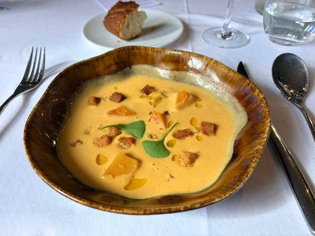 crema de calabaza con queso trufado y nueces en Espai Amunt
