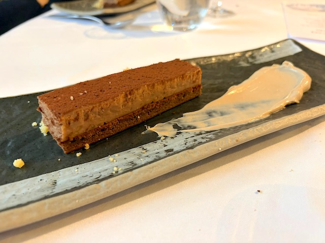 postre de turrón, chocolate y café servido en Espai Amunt en Ulldecona