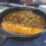 Sartén de hierro fundido con sepia con patatas