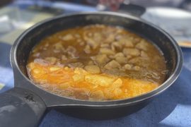 Sartén de hierro fundido con sepia con patatas