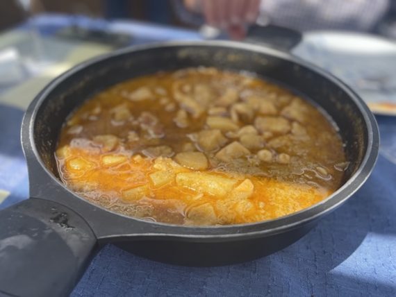 Sartén de hierro fundido con sepia con patatas