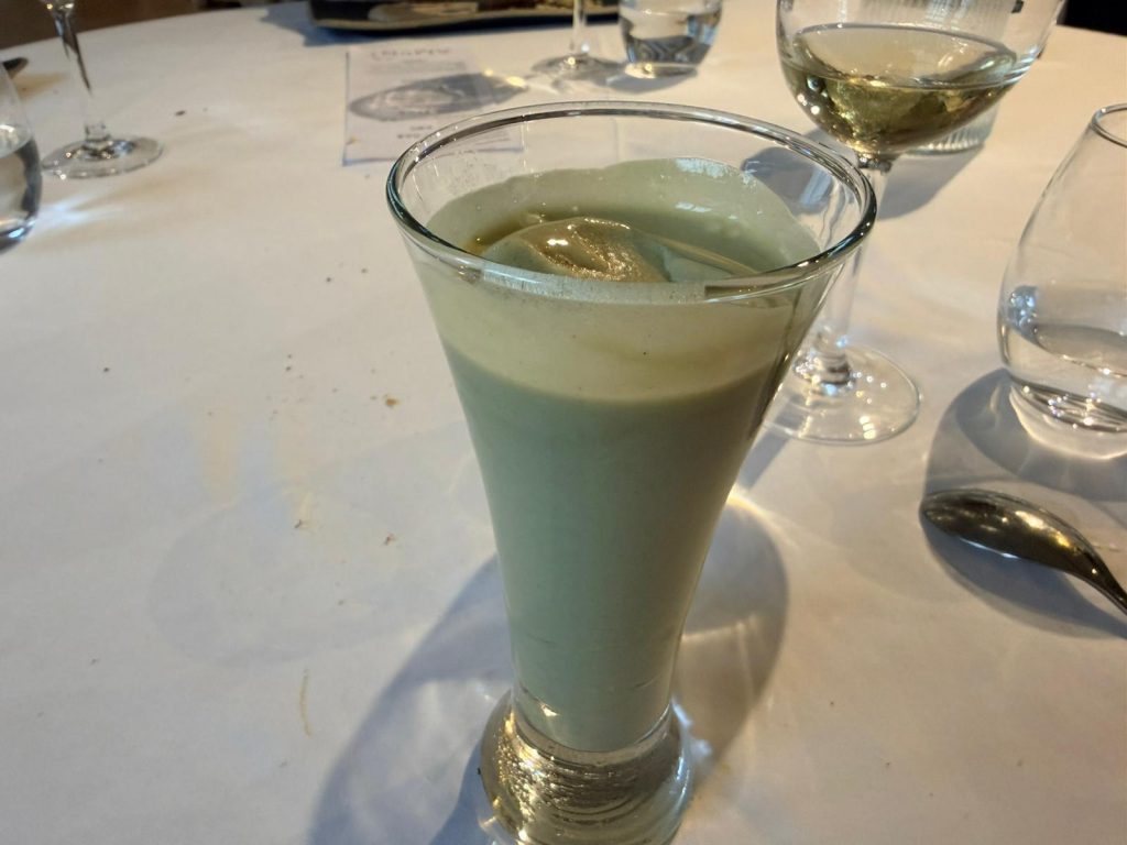sorbete de té matcha servido como postre en Espai Amunt en Ulldecona