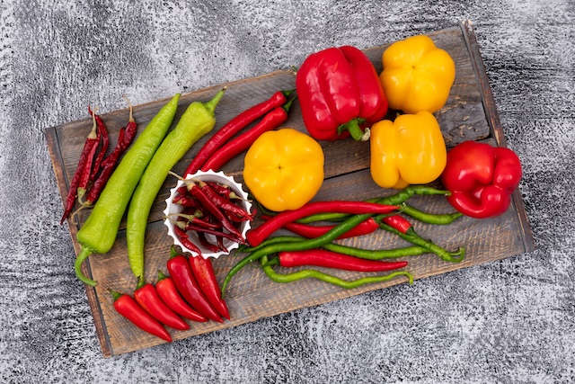 variedad de chiles mexicanos de distintos colores
