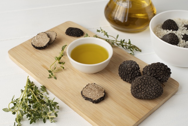 Aceite con trufa encima madera