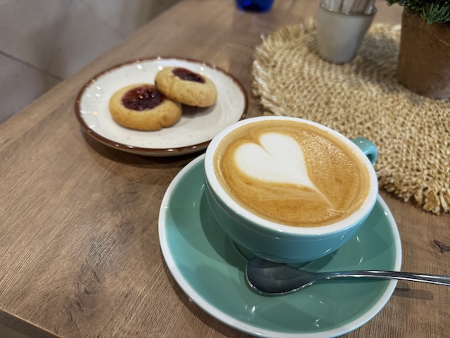 Pepas de fresa con cafe de especialidad en jacarandá Coffee