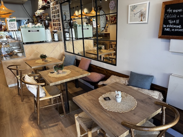 Vista del interior de la cafetería de Jacarandá Coffee en Cambrils