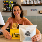 Mariela, responsable de Jacarandá Coffee, en la cafetería de Cambrils