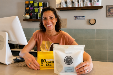 Mariela, responsable de Jacarandá Coffee, en la cafetería de Cambrils