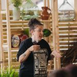 Sara Fernández explicando qué es el WSET durante una actividad de divulgación sobre vino Sara Fernández explicando qué es el WSET durante una actividad de divulgación sobre vino