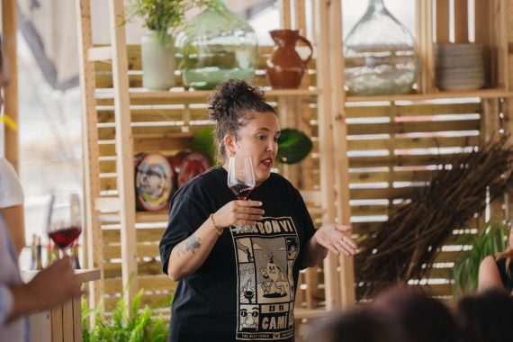 Sara Fernández explicando qué es el WSET durante una actividad de divulgación sobre vino Sara Fernández explicando qué es el WSET durante una actividad de divulgación sobre vino