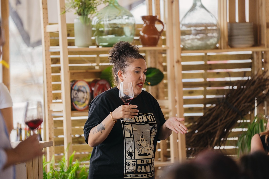 Sara Fernández explicando qué es el WSET durante una actividad de divulgación sobre vino Sara Fernández explicando qué es el WSET durante una actividad de divulgación sobre vino