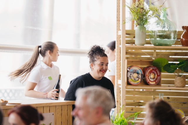 Sara Fernández compartiendo conocimientos sobre qué es el WSET y la cultura del vino