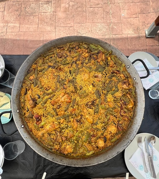 Paella tradicional valenciana con familia