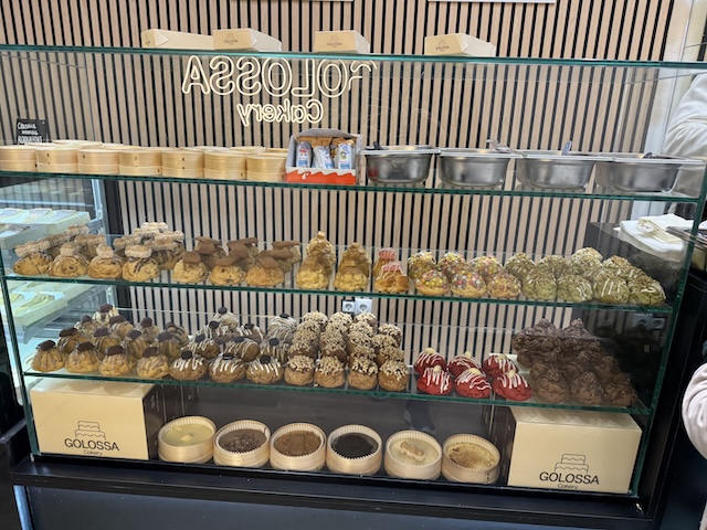 Vitrina de Golossa Cakery Reus con sus tartas de queso artesanales