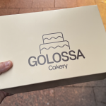 Caja de Golossa Cakery en la puerta del local de Reus